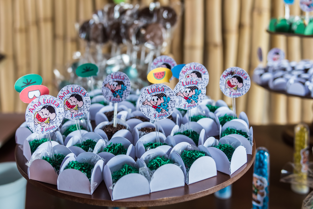 Brigadeiros com os bandeiras com os nomes das aniversariantes EM ANIVERSÁRIO INFANTIL EM PENÁPOLIS