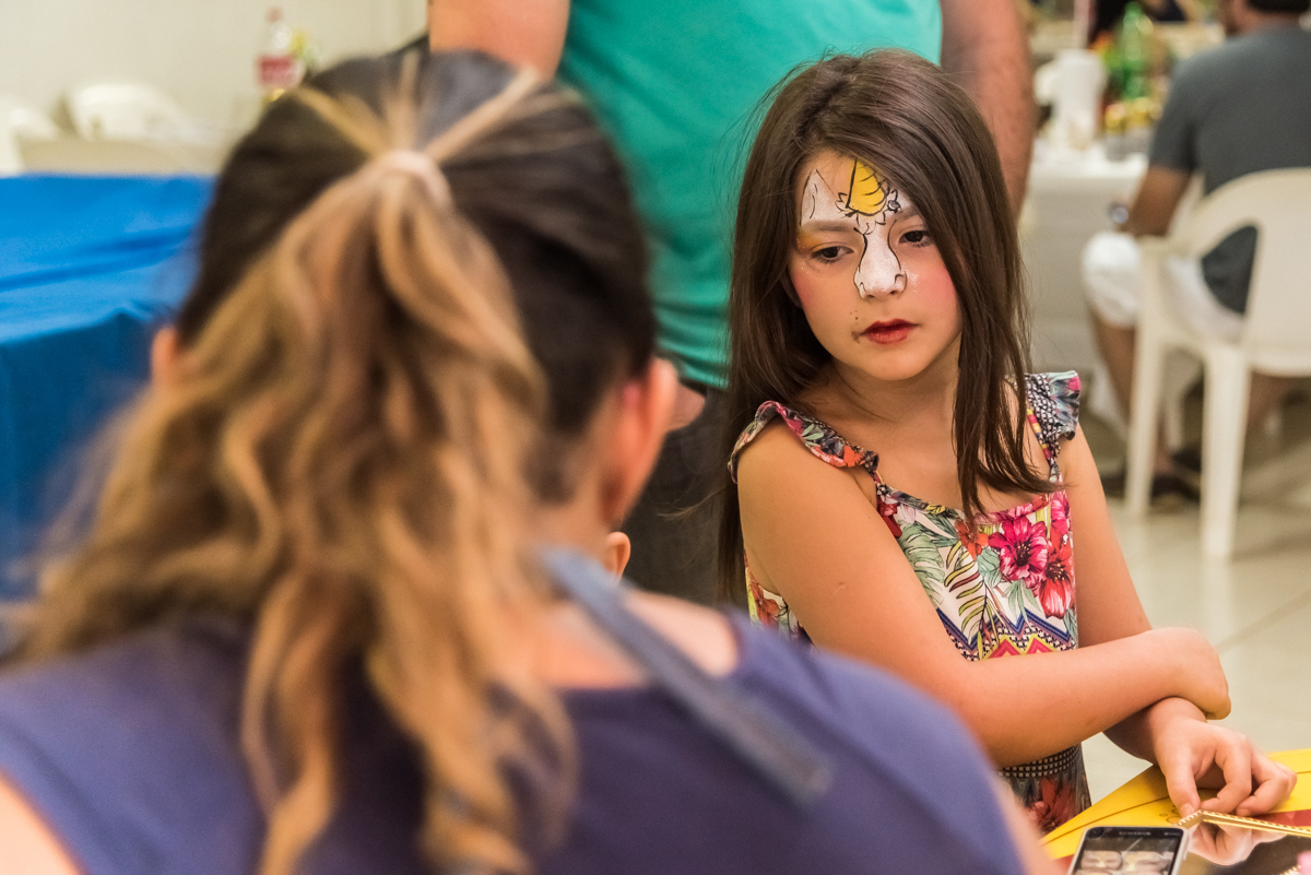 Menina olhando como faz a pintura EM ANIVERSÁRIO INFANTIL EM PENÁPOLIS