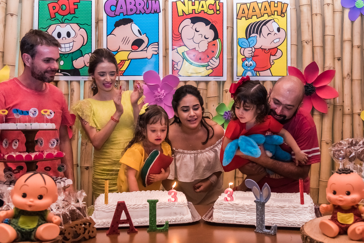 Luísa e Ana Luísa apagando as velinhas EM ANIVERSÁRIO INFANTIL EM PENÁPOLIS