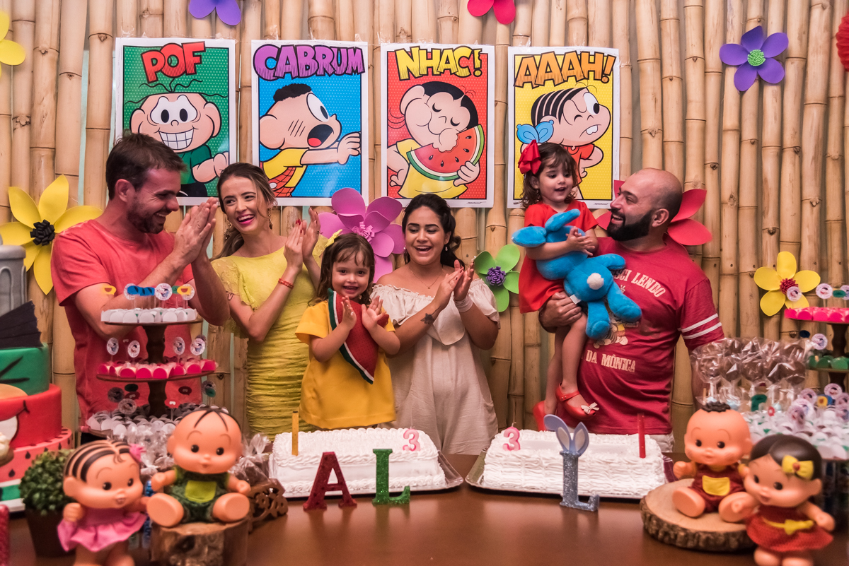 Luísa e Ana Luíza com seus pais cantando parabéns EM ANIVERSÁRIO INFANTIL EM PENÁPOLIS
