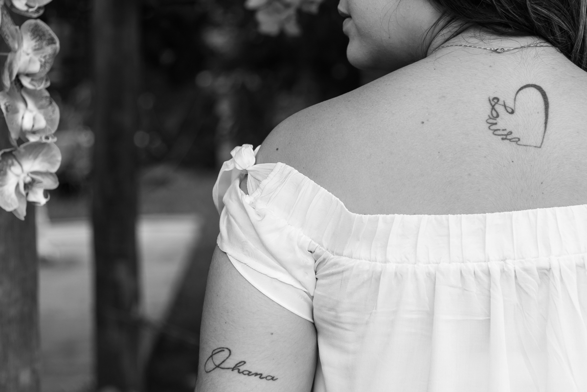 Helo de costas, com destaque para as tatuagens do braço e das costas - ENSAIO FEMININO EM PENÁPOLIS
