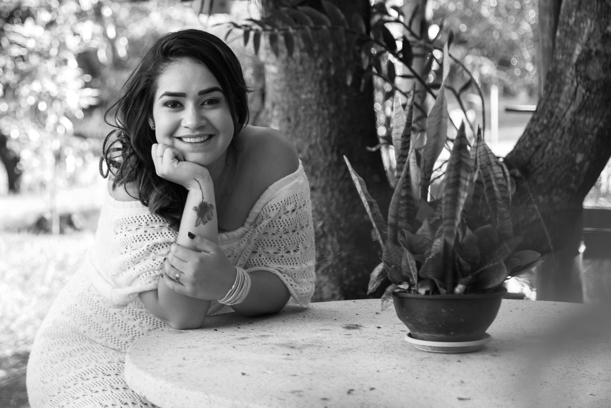 Helo sentada na mesa de cimento - ENSAIO FEMININO EM PENÁPOLIS