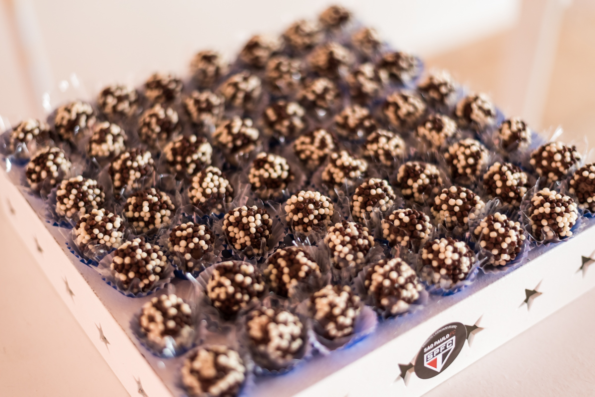 Detalhe brigadeiros - ANIVERSÁRIO INFANTIL EM SÃO ROQUE