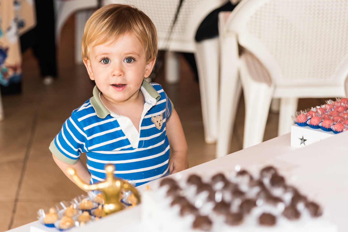 Menino lindo perto dos doces - ANIVERSÁRIO INFANTIL EM SÃO ROQUE