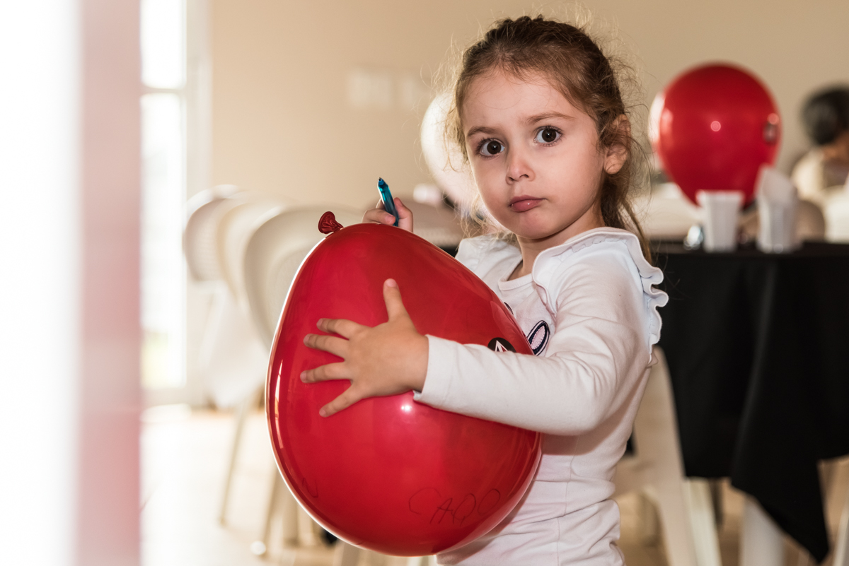 Menina escrevendo em bexiga - ANIVERSÁRIO INFANTIL EM SÃO ROQUE