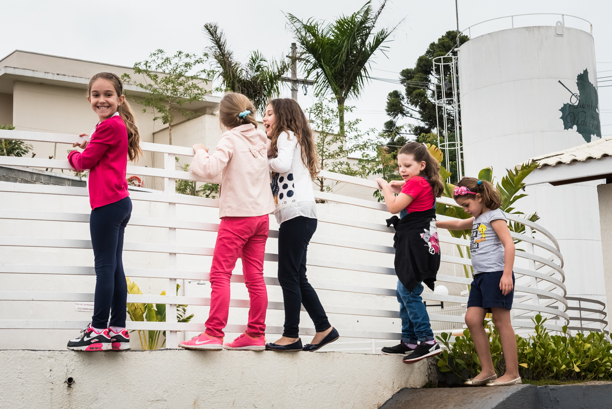 Amiga do Pedro na grade da piscina - ANIVERSÁRIO INFANTIL EM SÃO ROQUE