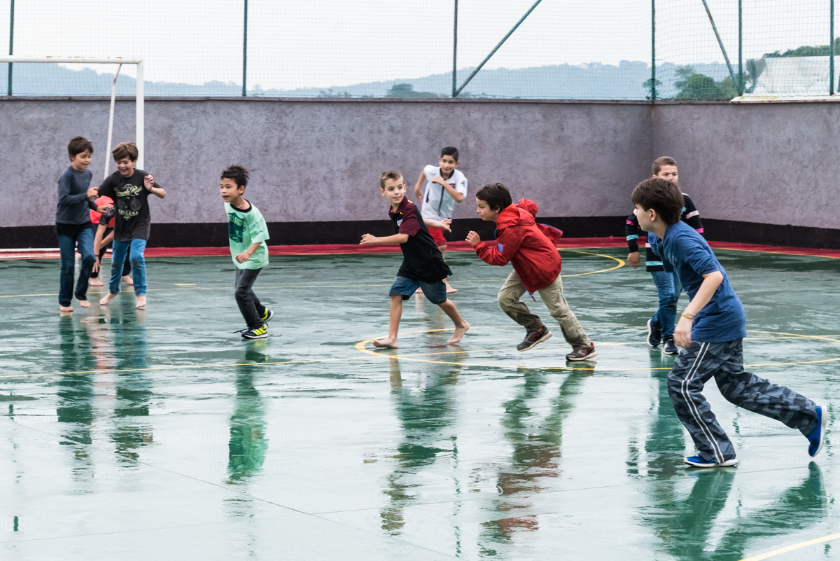 Crianças jogando bola na quadra - ANIVERSÁRIO INFANTIL EM SÃO ROQUE