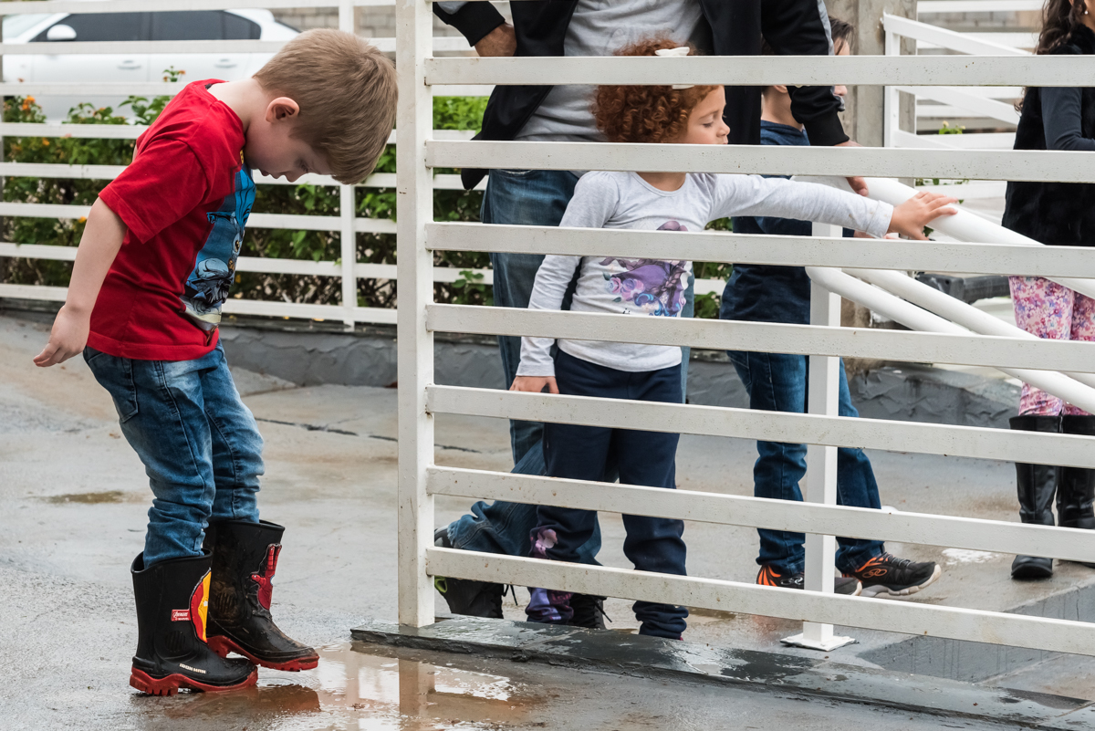 Menino sapateando na poça - ANIVERSÁRIO INFANTIL EM SÃO ROQUE