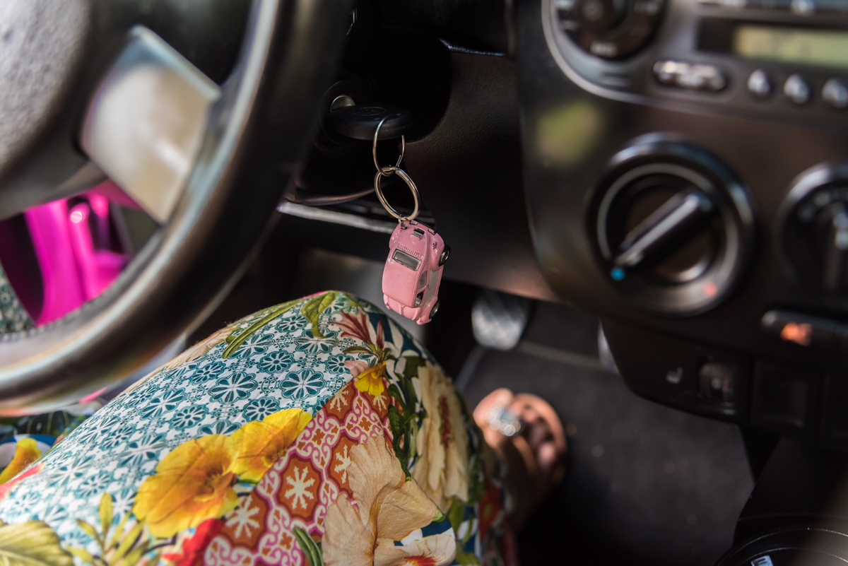 Detalhe do chaveiro do fusca de fusca - ENSAIO FEMININO PENÁPOLIS - NEW BEETLE ROSA