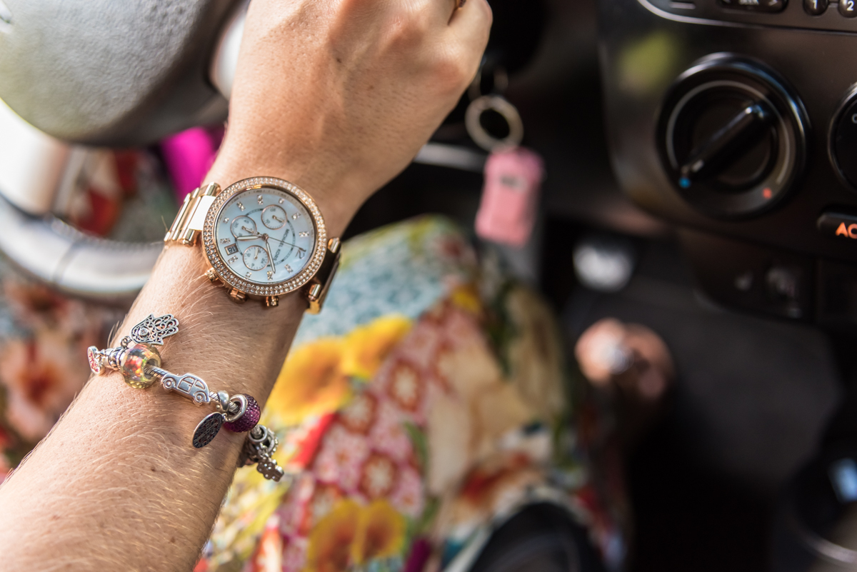 Detalhe do fusca na pulseira - ENSAIO FEMININO PENÁPOLIS - NEW BEETLE ROSA