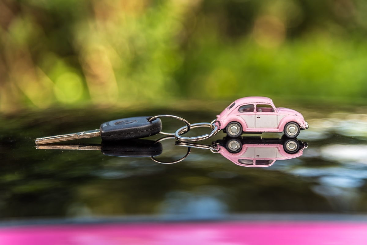 Reflexo do chaveiro do fusca - ENSAIO FEMININO PENÁPOLIS - NEW BEETLE ROSA