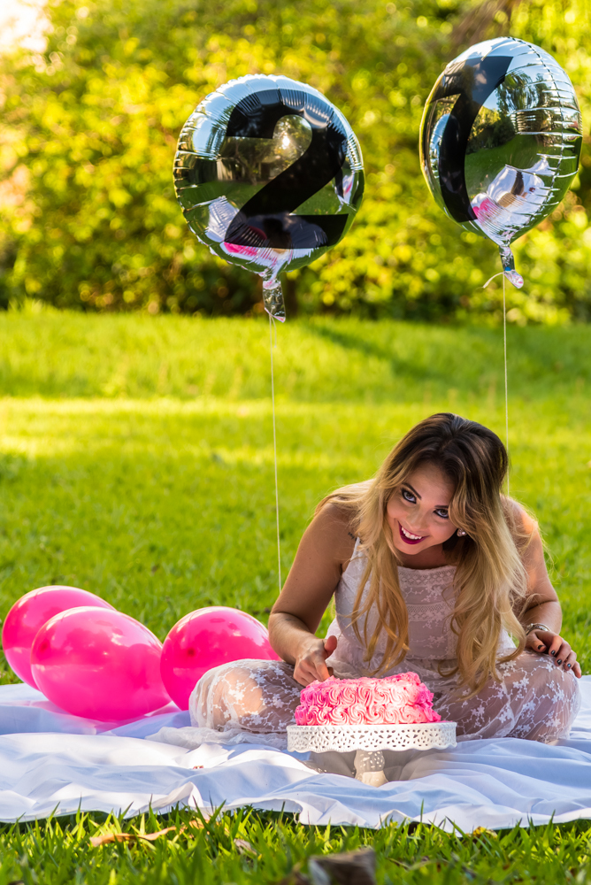 Mayara passando o dedo no bolo do seu SMASH THE CAKE EM PENÁPOLIS