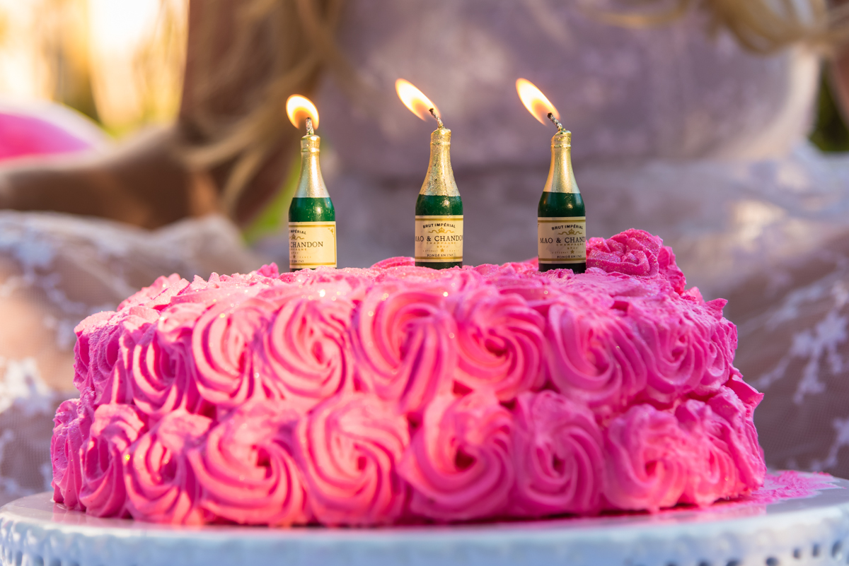 Close das velinhas de champanhe no bolo do SMASH THE CAKE EM PENÁPOLIS