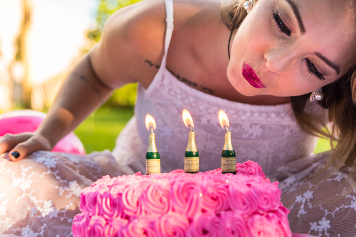 Mayara soprando as velinhas de champanhe no seu SMASH THE CAKE EM PENÁPOLIS
