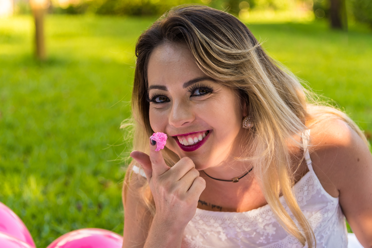 Mayara com dedo de bolo do seu SMASH THE CAKE EM PENÁPOLIS