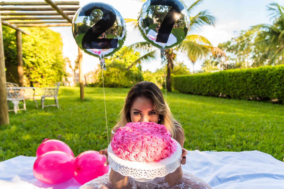 Mayara mostrando o bolo do seu SMASH THE CAKE EM PENÁPOLIS