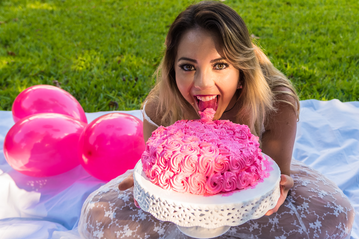 Mayara lambendo o bolo do seu SMASH THE CAKE EM PENÁPOLIS