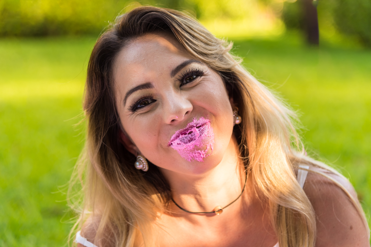 Mayara sorrindo com a boca suja de bolo do seu SMASH THE CAKE EM PENÁPOLIS