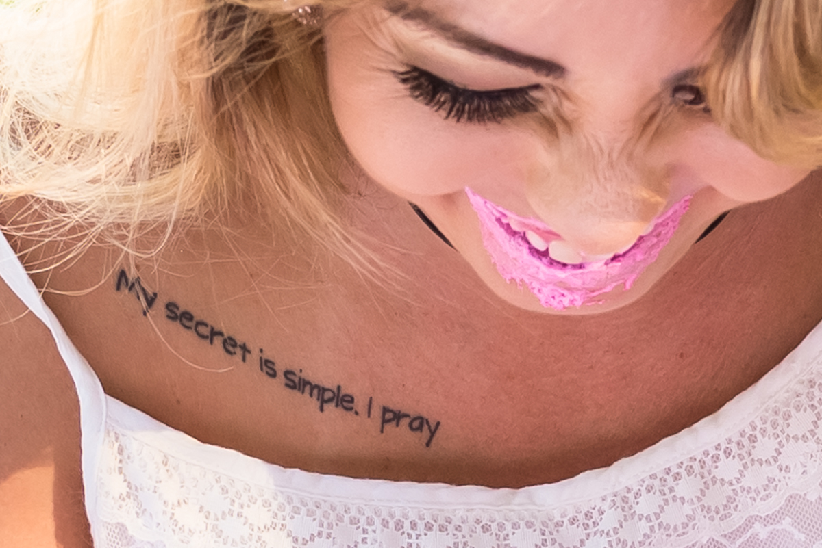 Close da tatuagem no colo da Mayara no seu SMASH THE CAKE EM PENÁPOLIS