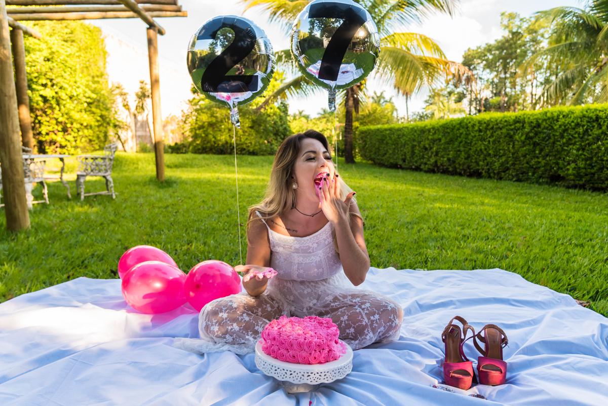 Mayara comendo um pedação de bolo do seu SMASH THE CAKE EM PENÁPOLIS