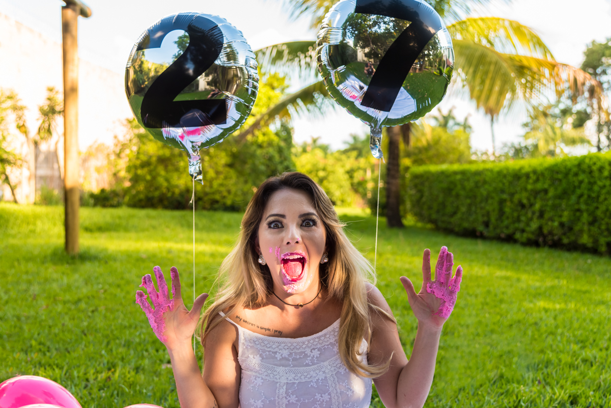 Mayara mostrando a língua no seu SMASH THE CAKE EM PENÁPOLIS