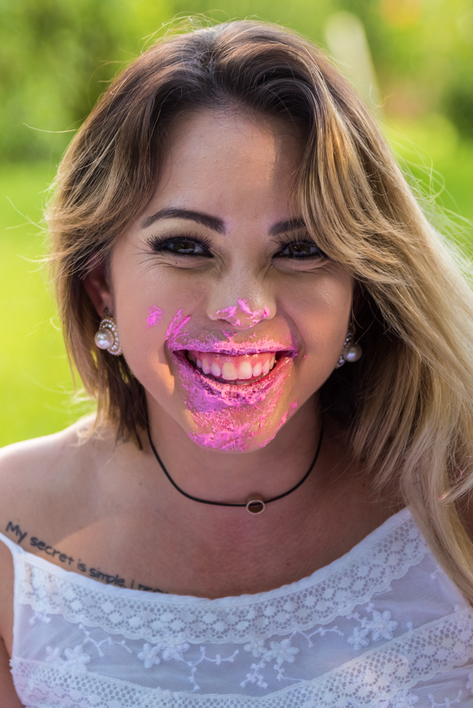 Close do rosto sujo da Mayara no seu SMASH THE CAKE EM PENÁPOLIS