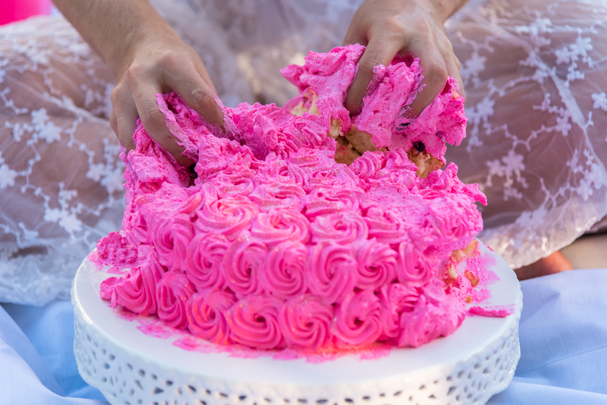 Close da Mayara espremendo o bolo do seu SMASH THE CAKE EM PENÁPOLIS