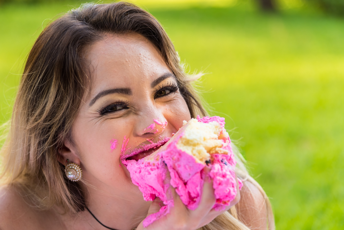 Mayara comendo um pedação do bolo do seu SMASH THE CAKE EM PENÁPOLIS