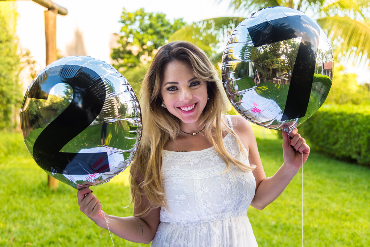 Mayara com seu balões mostrando que comemorou 27 anos fazendo um SMASH THE CAKE EM PENÁPOLIS