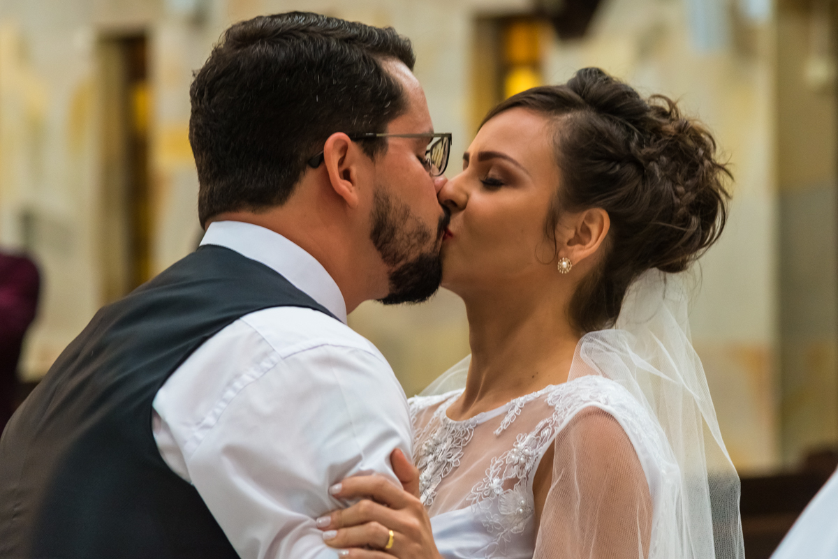Noivos se beijando após troca das alianças - FOTÓGRAFO DE CASAMENTOS EM SÃO PAULO