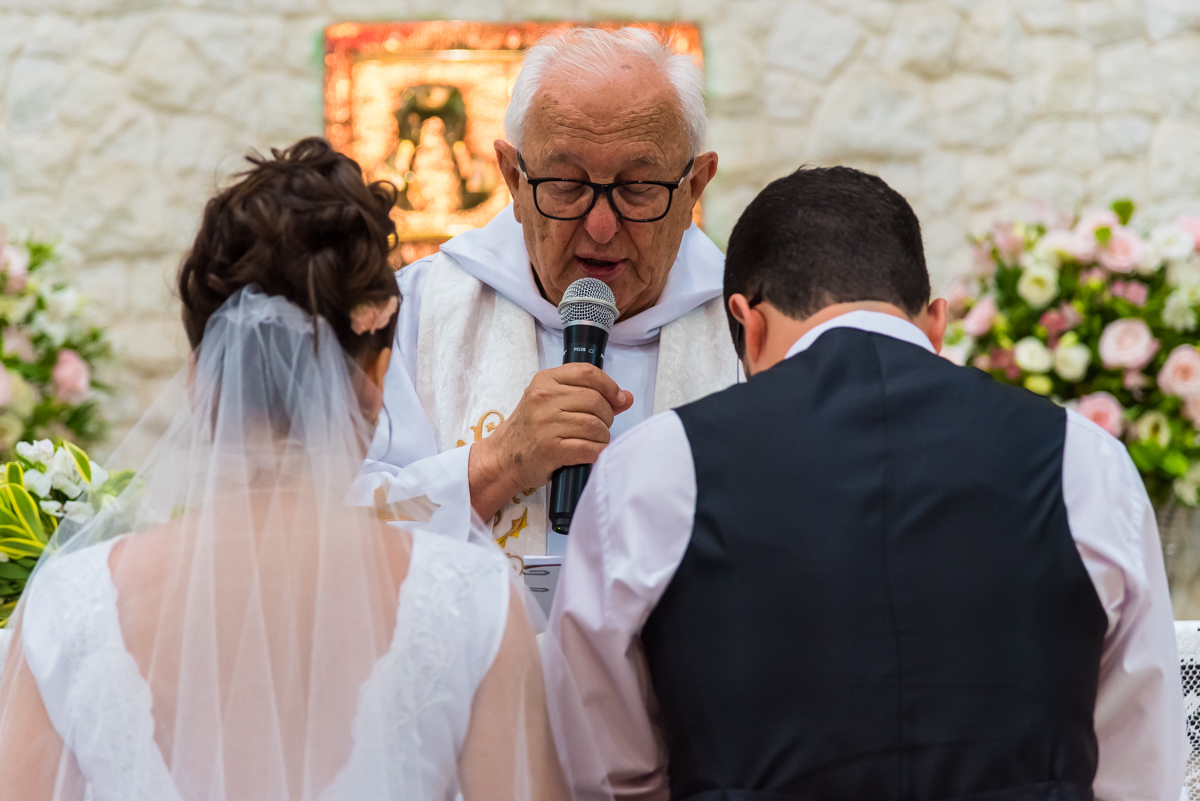 Noivos de costas com o padre entre eles - FOTÓGRAFO DE CASAMENTOS EM SÃO PAULO