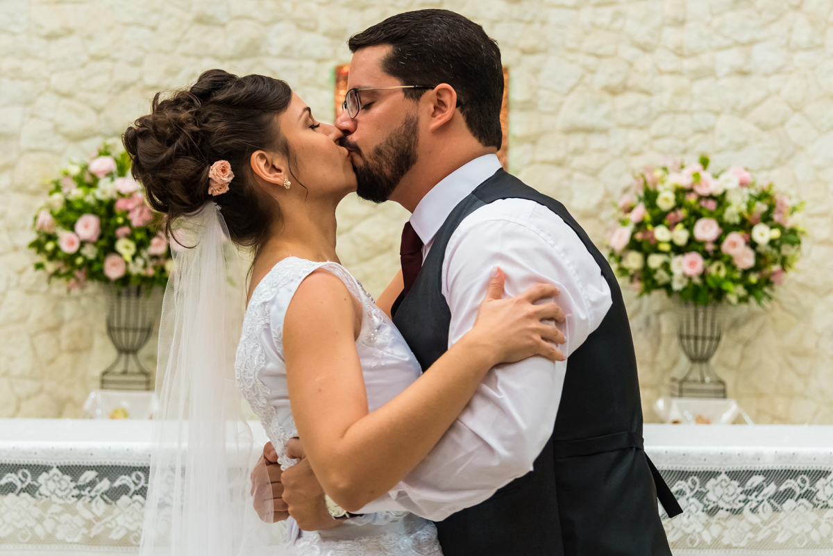 Noivos de beijando no altar - FOTÓGRAFO DE CASAMENTOS EM SÃO PAULO