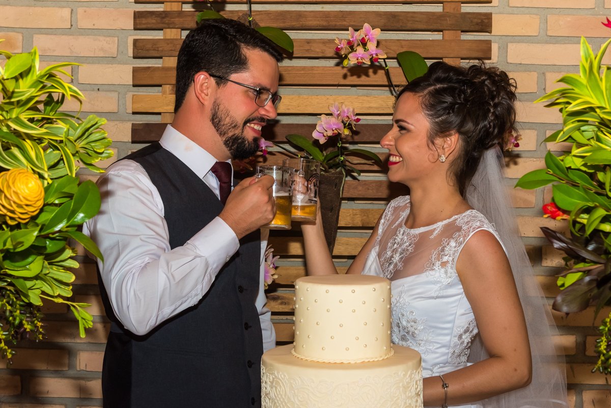 Noivos brindando com cerveja - FOTÓGRAFO DE CASAMENTOS EM SÃO PAULO