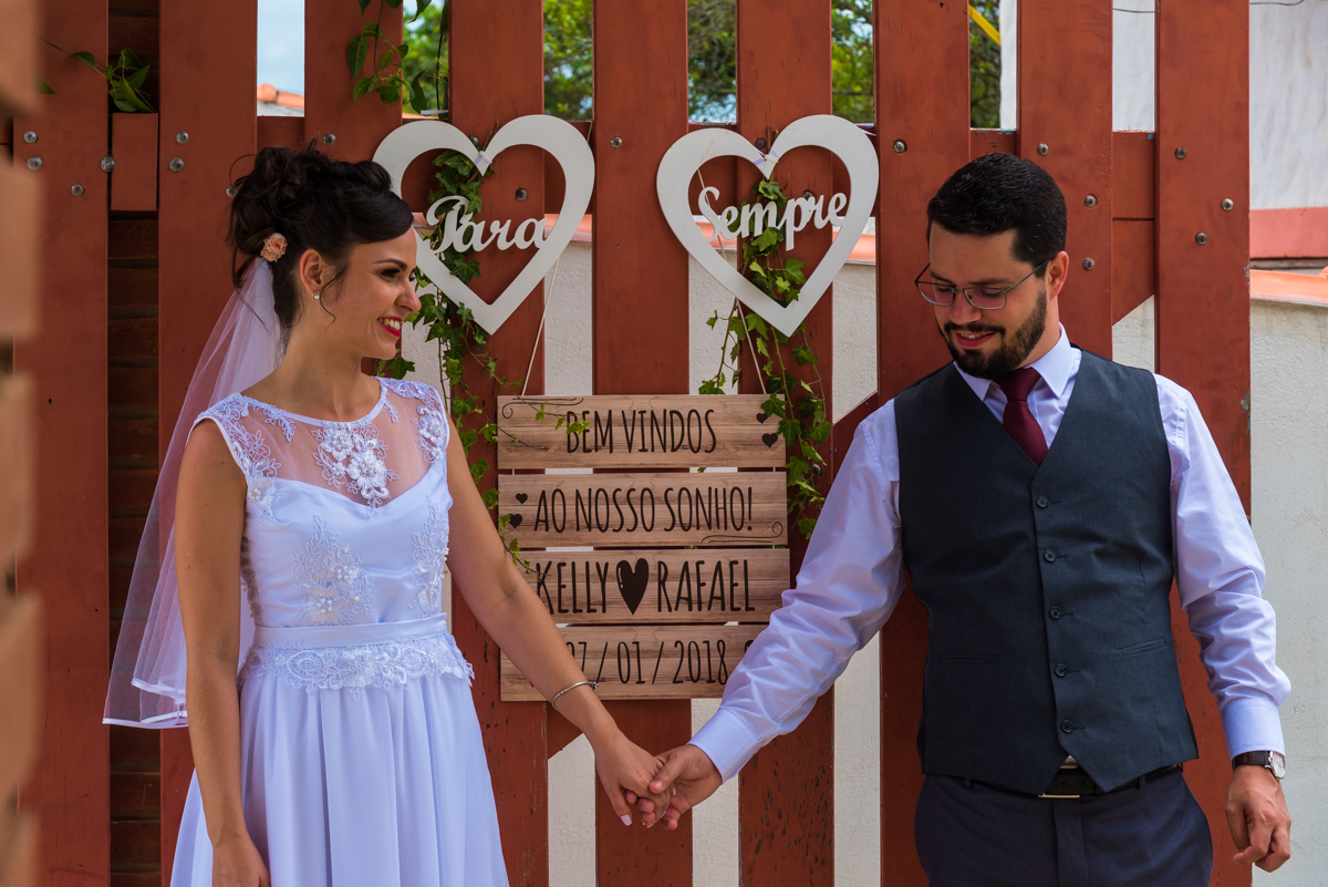 Noivos na porta de entrada do local da festa - FOTÓGRAFO DE CASAMENTOS EM SÃO PAULO
