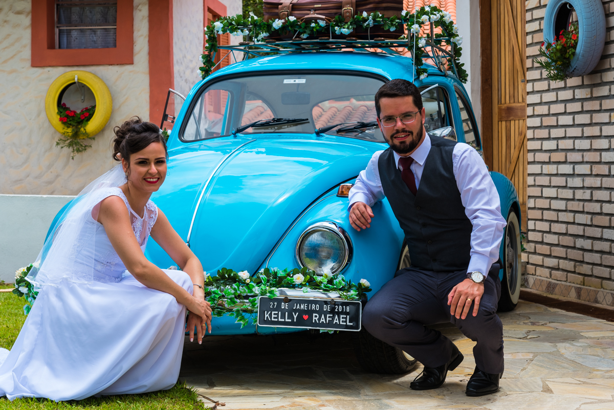 Noivos mostrando a placa especial do fusca azul - FOTÓGRAFO DE CASAMENTOS EM SÃO PAULO