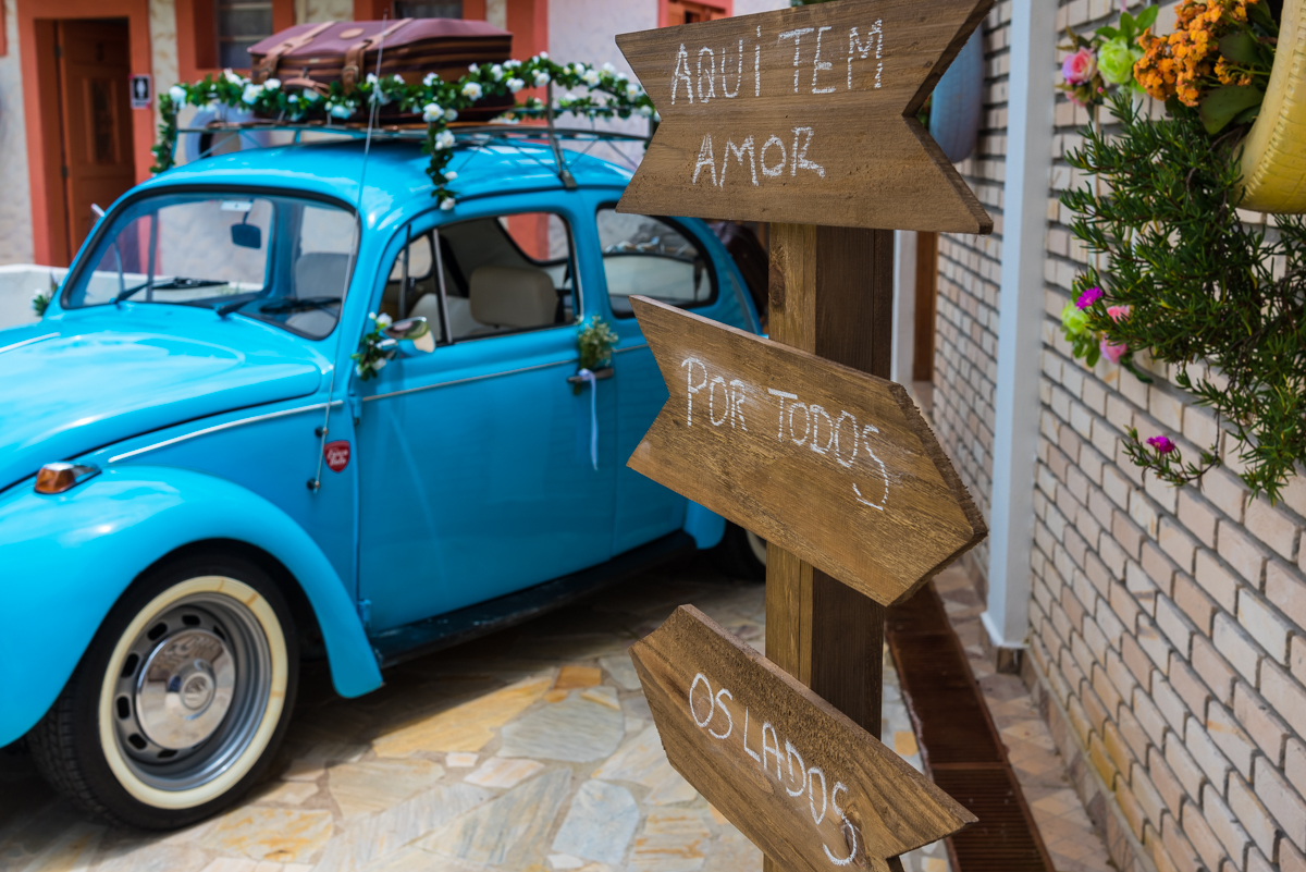 Placas de enfeite com fusca ao fundo - FOTÓGRAFO DE CASAMENTOS EM SÃO PAULO