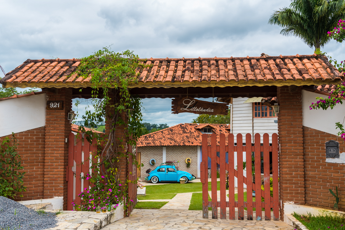 Portão de entrada para o local da festa com fusca ao certo - FOTÓGRAFO DE CASAMENTOS EM SÃO PAULO