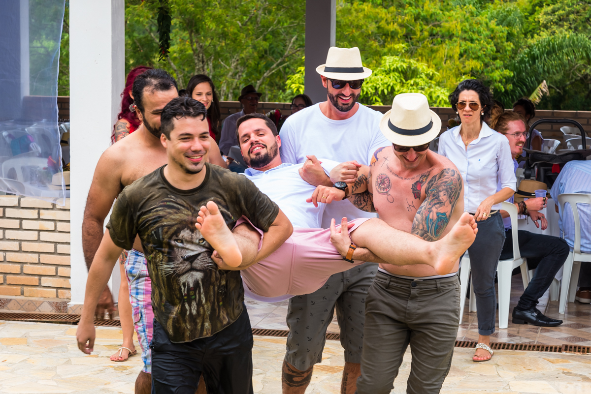 Noivo nos braços de amigos - FOTÓGRAFO DE CASAMENTOS EM SÃO PAULO