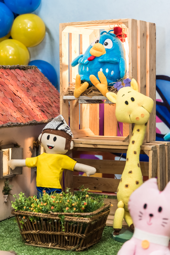 Girafa da galinha pintadinha na decoração no BUFFET CRAZY4FUN