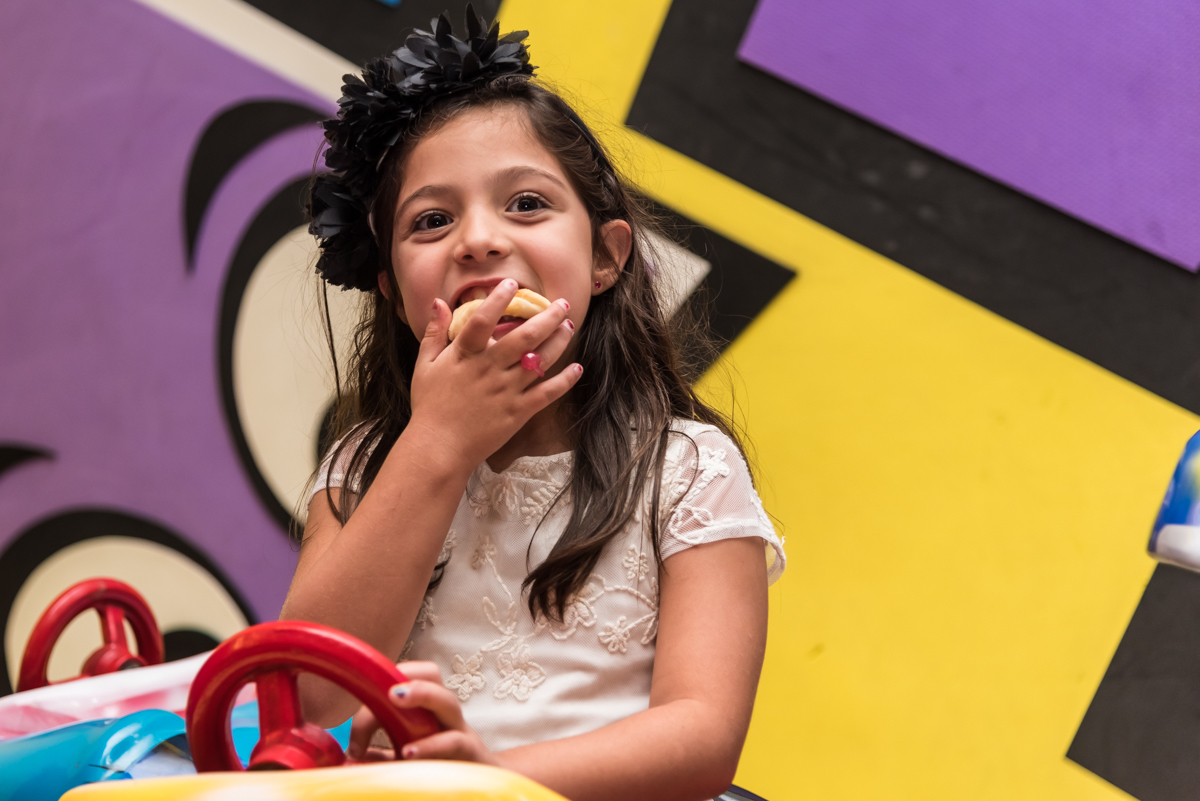 Amiguinha comendo no carrinho de brinquedo em ANIVERSÁRIO no BUFFET CRAZY4FUN