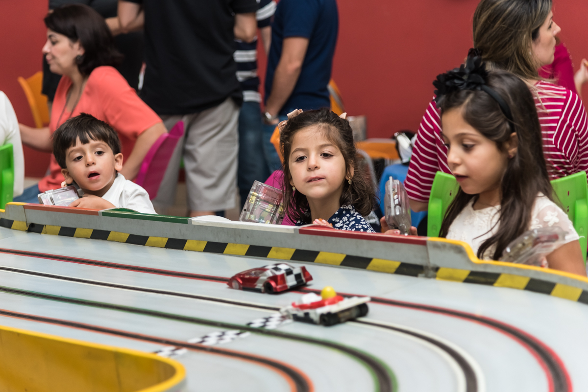 Irmãos olhando o autorama do BUFFET CRAZY4FUN no ANIVERSÁRIO do BRUNINHO