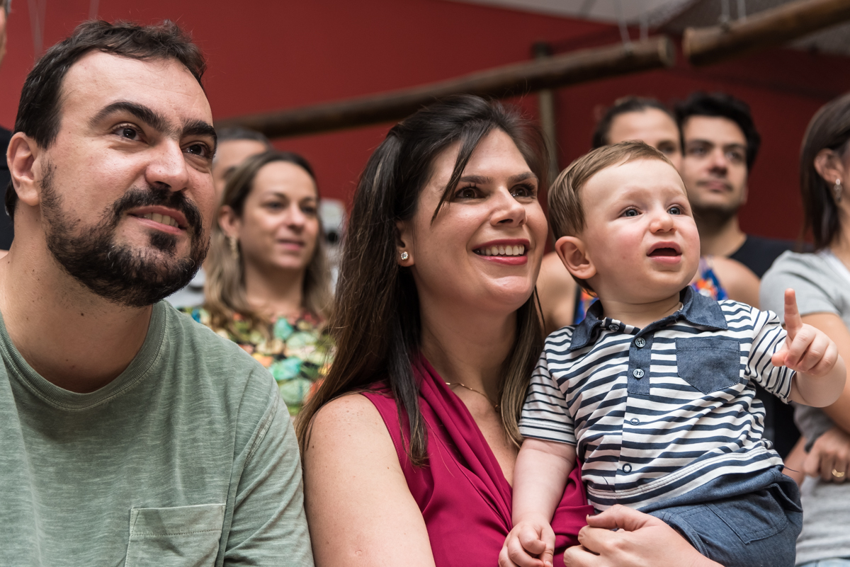 Bruninho vendo retrospectiva com os pais no BUFFET CRAZY4FUN