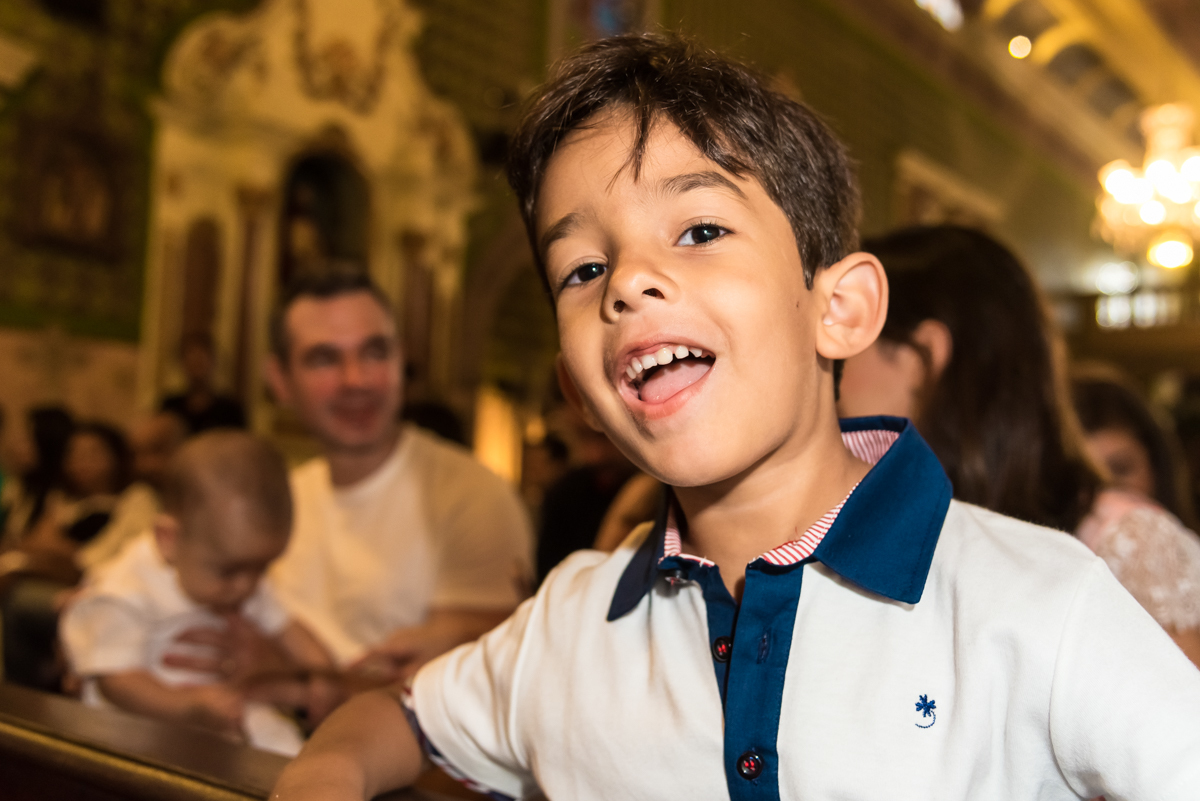 Miguel fazendo pose no BATIZADO do LORENZO na IGREJA DO VALONGO
