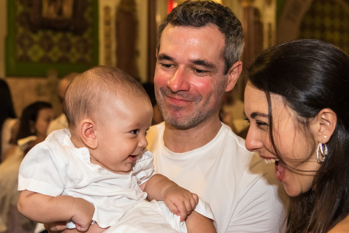 Padrinhos fazendo Lorenzo rir em seu BATIZADO EM SANTOS NA IGREJA DO VALONGO