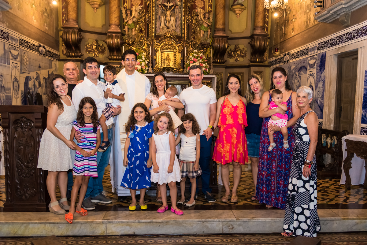 Família reunida no altar da IGREJA DO VALONGO no BATIZADO EM SANTOS do Lorenzo