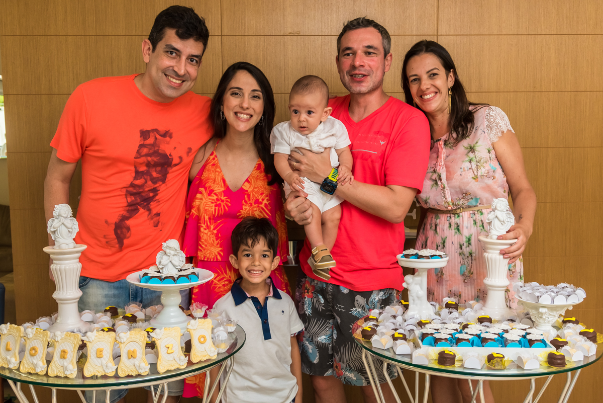 Pais, irmão e padrinho do Lorenzo reunidos no almoço de BATIZADO EM SANTOS