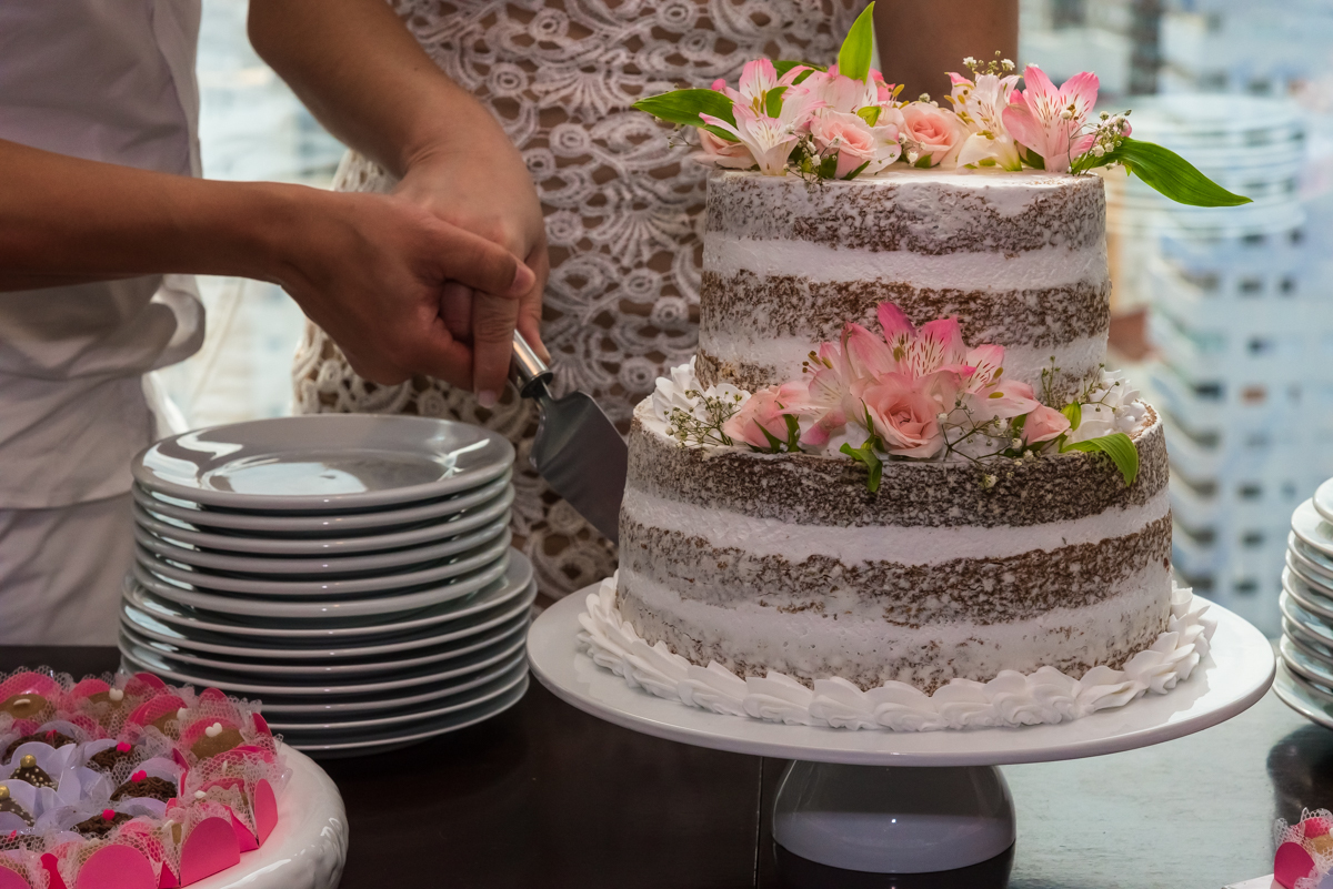 Detalhe do Bolo de Casamento sendo Cortado - CASAMENTO EM SANTOS