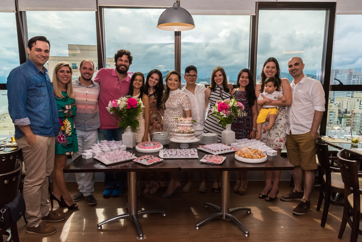 Os Noivos com os Amigos na Mesa do Bolo de Casamento com a Praia de Santos ao Fundo - CASAMENTO EM SANTOS