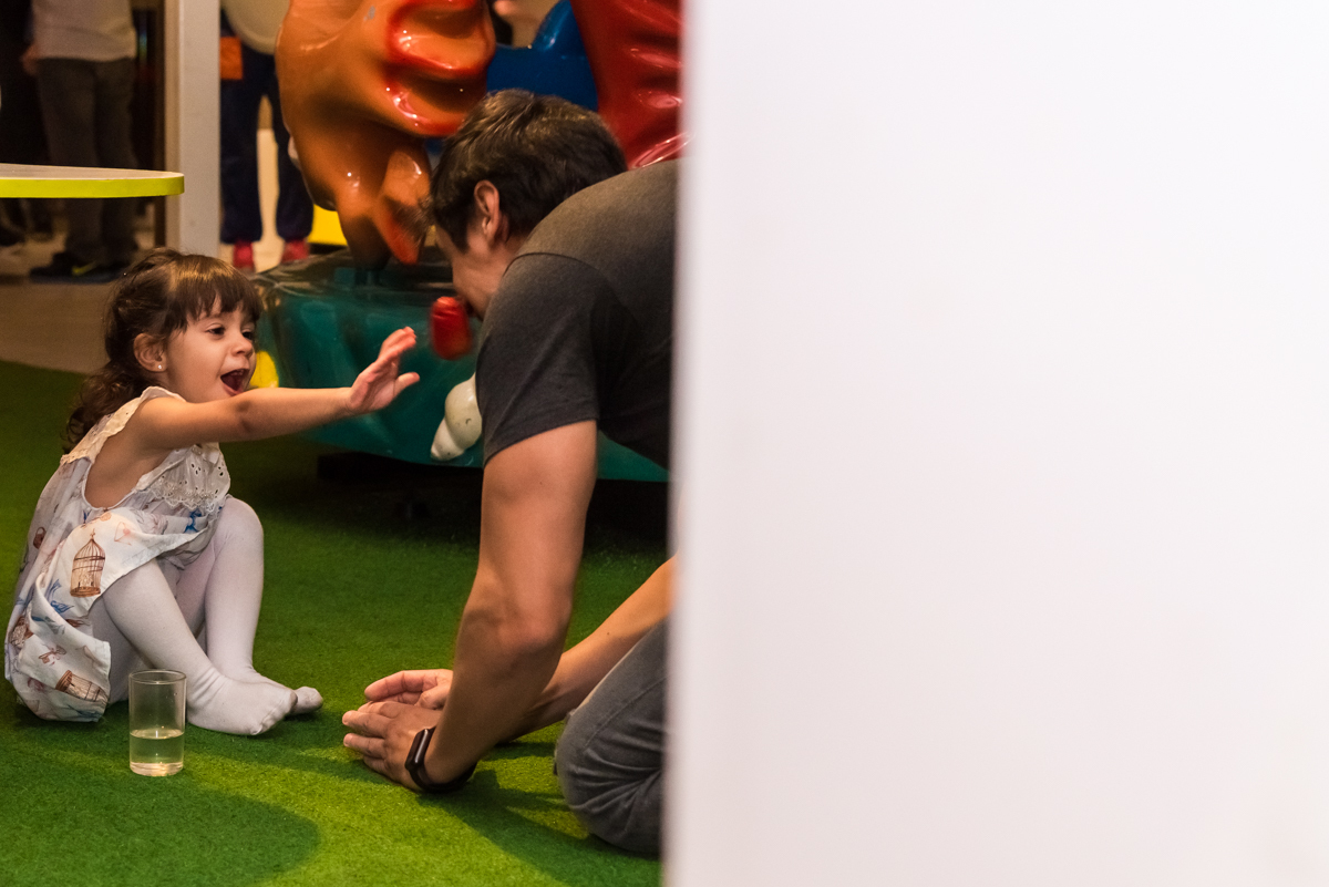 Valentina brincando com tio - ANIVERSÁRIO EM SÃO PAULO - FOTÓGRAFO DE ANIVERSÁRIO - BUFFET KID RECANTO
