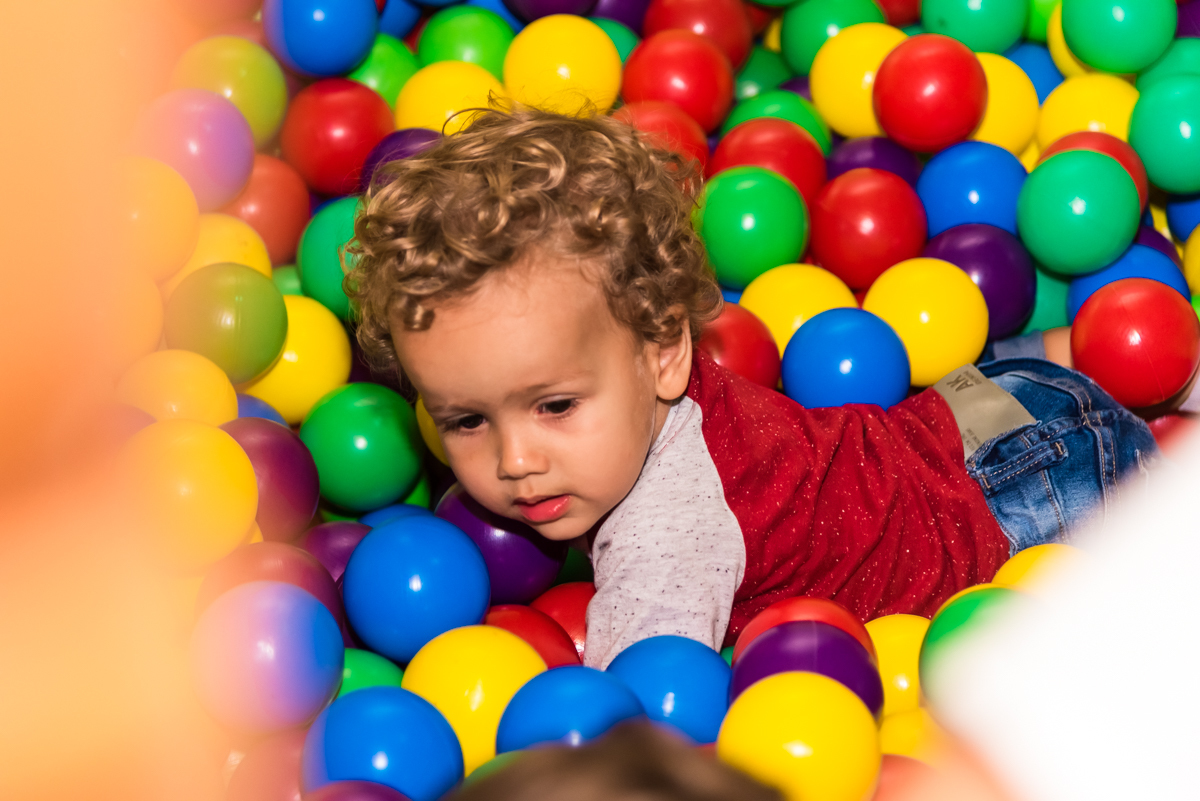 Menino enterrado na piscina de bolinhas - ANIVERSÁRIO EM SÃO PAULO - FOTÓGRAFO DE ANIVERSÁRIO - BUFFET KID RECANTO